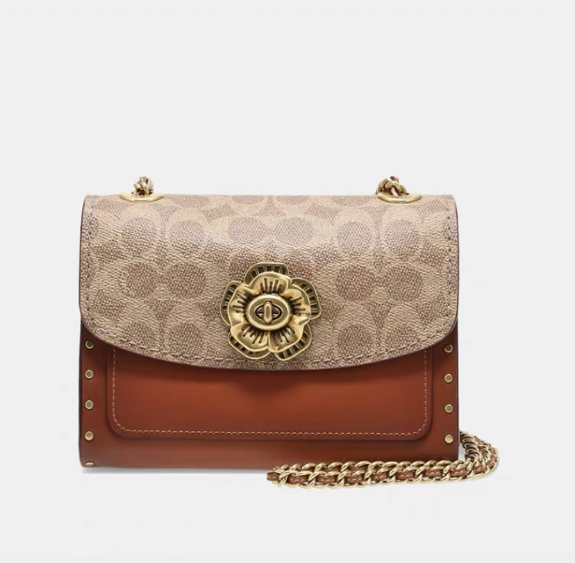 蔻驰最新斜挎包，时尚与实用之典范